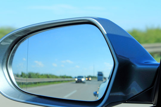 Blick in den Seitenspiegel am Auto