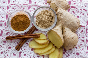 Obraz na płótnie Canvas ginger cinnamon, healthy foods for colds