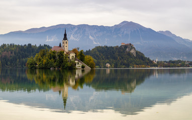 Fototapeta na wymiar Bled with lake, island and mountains in background, Slovenia
