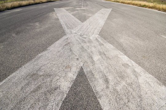 Simbolo X di pista di atterraggio chiusa di un aeroporto abbandonato  
