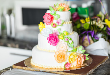 Obraz na płótnie Canvas Pink and White Wedding Cake with Roses