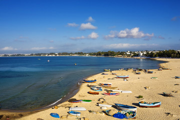 Tunisie. Hammamet. Bateaux de pêche sur la plage (vue depuis la kasbah)