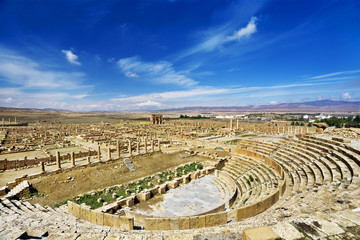 Algerien. Timgad (altes Thamugadi oder Thamugas). Gesamtansicht der Stadt auf dem klassischen römischen Platz. Auf dem ersten Plan befindet sich ein Auditorium (Cavea) des Theaters