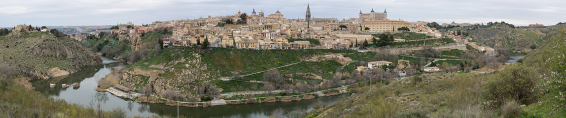 Fototapeta na wymiar Panoramic view of Toledo and Tagus river, Spain