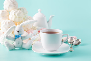 Obraz na płótnie Canvas Pastel marshmallow and tea cup