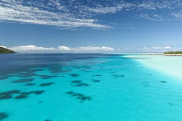 Keuken spatwand met foto Amazing blue and turquoise lagoon/Lagoon in French Polynesia with a resort in the background in Tahaa island near Bora Bora © Eric Alberola