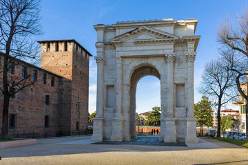 Fototapeta na wymiar Arco dei Gavi in Verona