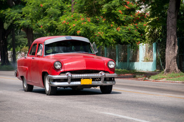 Fototapeta na wymiar old Cuban car in driveway