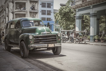 Fototapeta na wymiar old car 50s parked in Havana