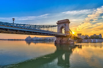 Fototapeta premium wschód słońca w mieście Budapeszt i Most Łańcuchowy, Budapeszt, Węgry