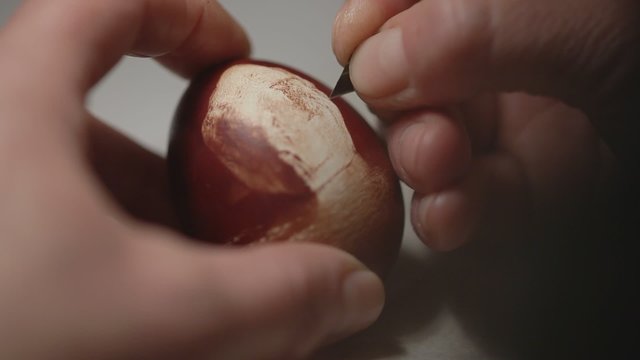 People decorate egg pattern scratching his