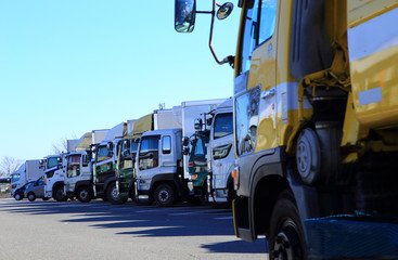 パーキングエリアに駐車する大型トラック