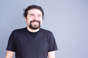 Obraz premium Man with Beard Smiling Joyfully in Studio