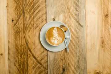 Cappuccino mit Baum von Oben