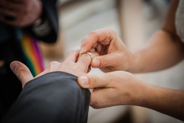 Fototapeta na wymiar Hochzeit mit Ringtausch und Anstecken von Eheringen