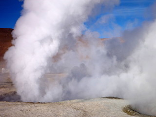 Fototapeta na wymiar geyseyr sol de manana at bolivian altiplano