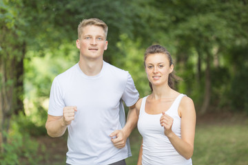 Mann und Frau beim Joggen