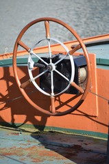 Steuerrad auf einem alten Boot
