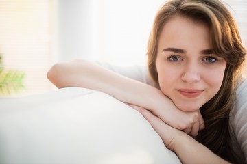 Obraz na płótnie Canvas Smiling woman posing on the couch