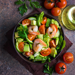 salad with avocado and shrimps in bowl