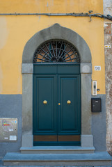 Fototapeta premium Portone di legno verde, ingresso palazzo