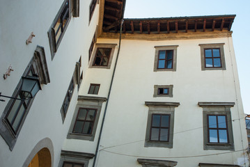 Fototapeta na wymiar Facciata palazzo signorile, centro storico, Pisa