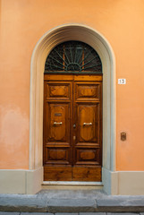 Fototapeta na wymiar Portone di legno, ingresso palazzo