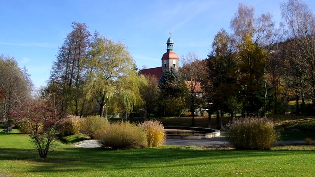 Jonsdorf Park und Kirche vid 01