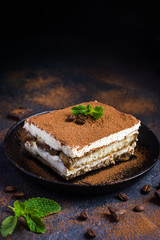 Tiramisu dessert italien traditionnel sur plaque blake