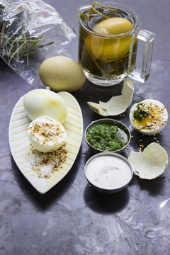 Mit Kräutern gefärbte Bio-Eier mit Sesam und Meersalz und Kräuter-Dip