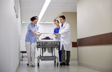 Obraz premium medics and patient on hospital gurney at emergency