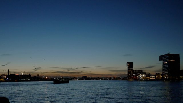 Rotterdamse haven in de avond