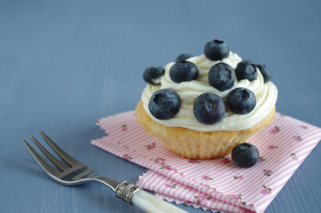 cupcake mit sahne und blaubeeren