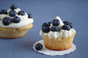 cupcake mit sahne und blaubeeren