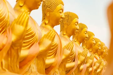 Crédence de cuisine en verre imprimé Bouddha Rangée de méditation de statue de bhudda d& 39 or en Thaïlande