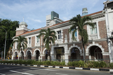 Fototapeta na wymiar Edificio colonial en la Calle de la ciudad de Singapur, edificios históricos, templos, y vida en la ciudad. 