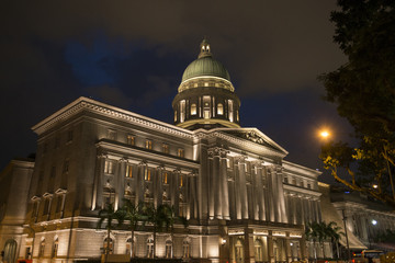 Edificio colonial estilo inglés, de noche con iluminación. Singapur