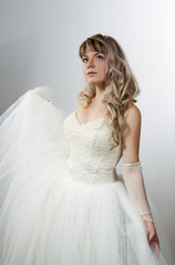 Fototapeta na wymiar bride in white dress 