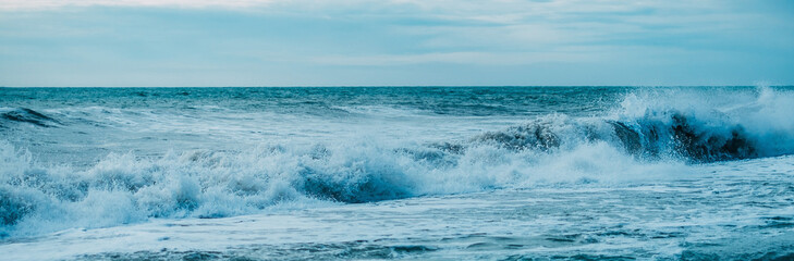 Obraz na płótnie Canvas Beautiful sea waves
