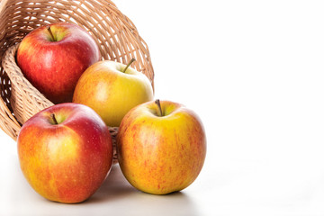 Bio Äpfel in Korb vor weißem Hintergrund