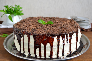 Chocolate cake with bananas and vanilla cream 