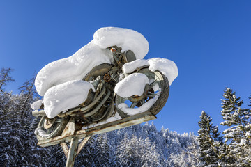verschneites Motorrad, Fernpaß Strasse, Tirol, Österreich © Stefan Schurr