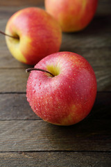 Fototapeta na wymiar red apples on wooden background