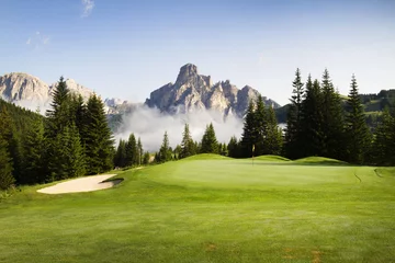 Photo sur Plexiglas Golf Parcours de golf dans les Dolomites italiennes