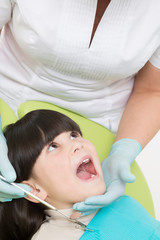 Obraz na płótnie Canvas Little girl at dentist's office