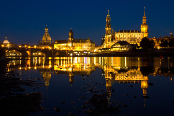 Fototapeta na wymiar Dresden Abend Spieglung Elbe