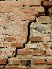Cracked wall 