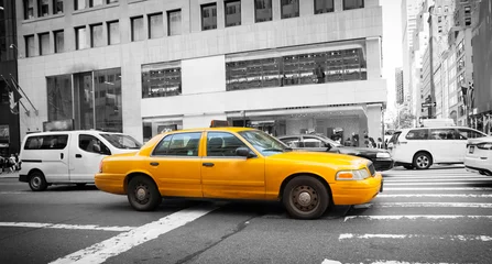 Photo sur Plexiglas TAXI de new york Taxi jaune à Manhattan avec fond noir et blanc