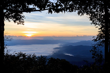 Fototapeta na wymiar Sea of fog at dawn in the mountains north of Thailand.