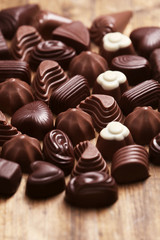 Obraz na płótnie Canvas Delicious chocolate candies on wooden background